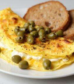 Rețetă Low-carb, High-fat omletă cu măsline negre și cașcaval light