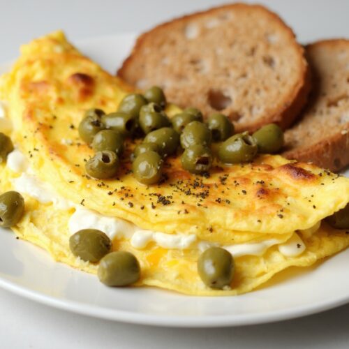 Rețetă Low-carb, High-fat omletă cu măsline negre și cașcaval light