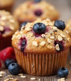 Rețeta Hipocalorică și post intermitent Brioșe Sănătoase cu Ovăz, Semințe Mix și Fructe de Pădure