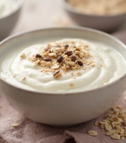 Rețetă Hipocalorică și post intermitent Budincă de Ovăz cu Iaurt și Topping Crocant de Semințe