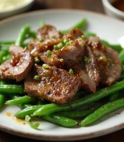 Rețetă Hipocalorică Salată de Fasole Verde cu Ficăței Aromatizați și Dressing de Ceapă