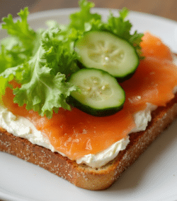Rețeta Hipocalorica, Intermittent Fasting, Low-carb High-fatToast integral cu somon afumat, cremă de brânză și salată verde