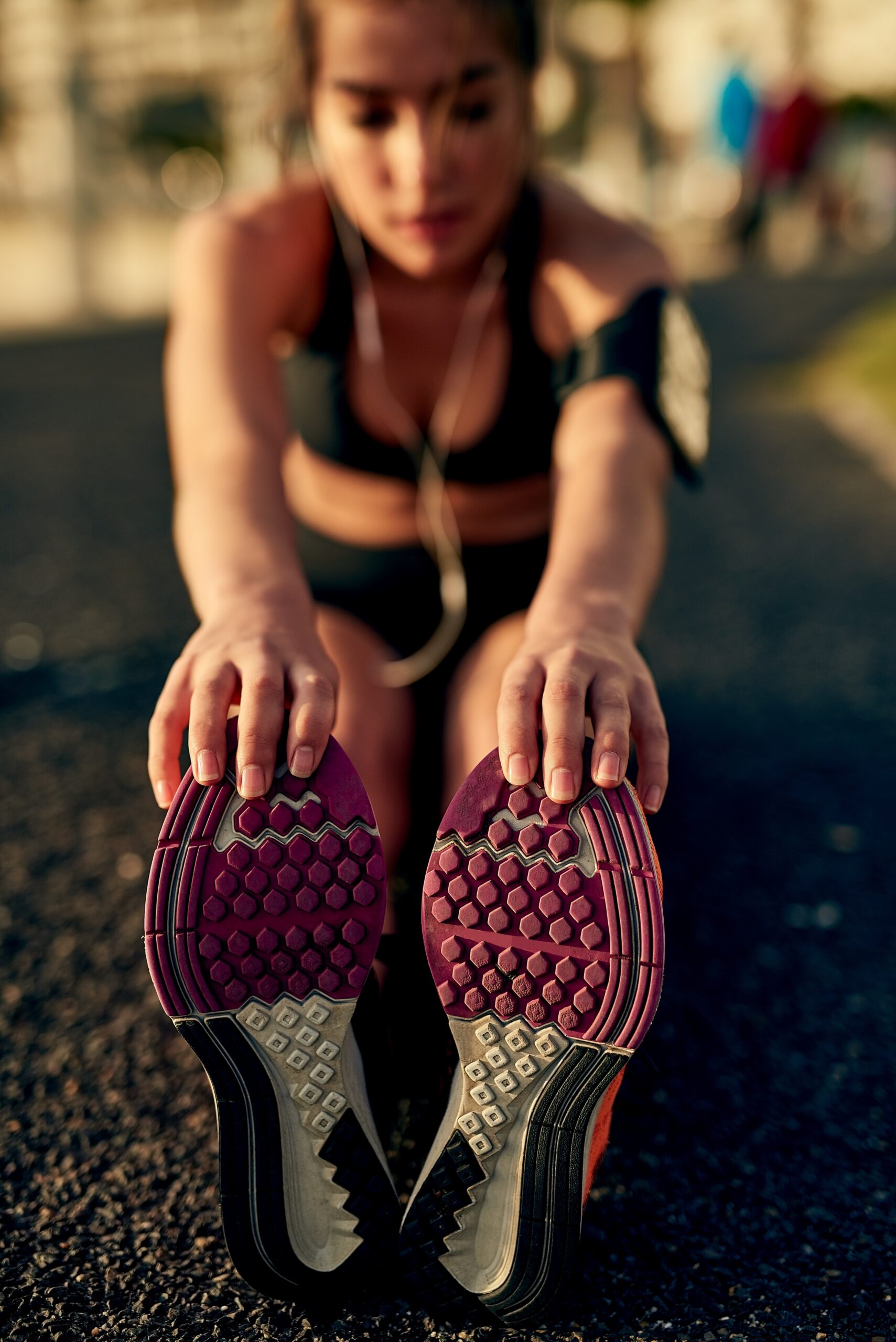 Femeie care face exerciții de stretching pentru dureri tratate prin sport.