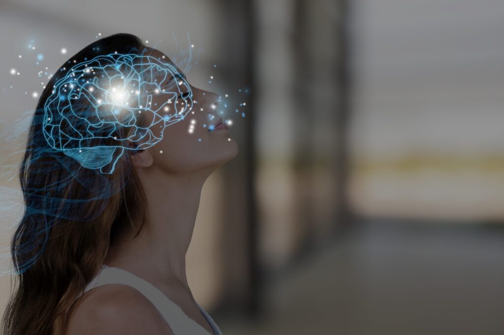 Femeie linistita cu ochii inchisi cu grafica a creierului