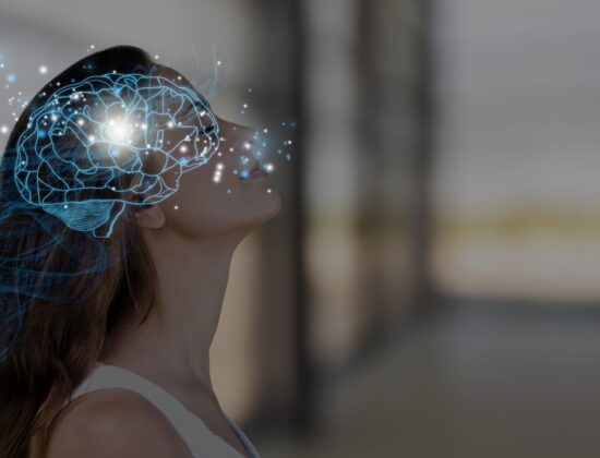 Femeie linistita cu ochii inchisi cu grafica a creierului