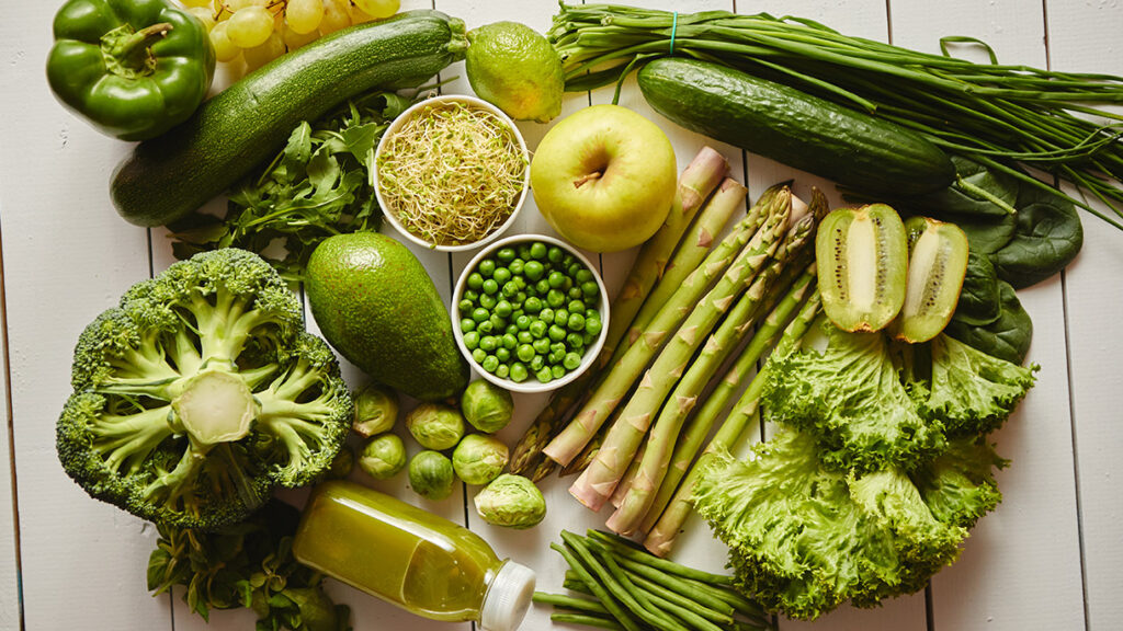 Varietate de legume verzi, pe masa