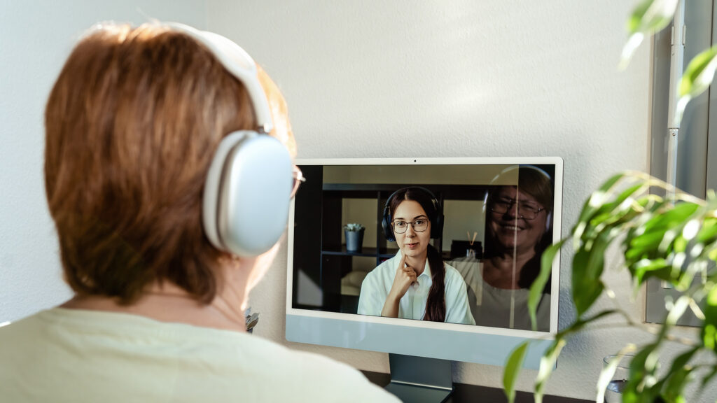 Femeie pacient vorbeste cu nutritionist in apel video pe computer