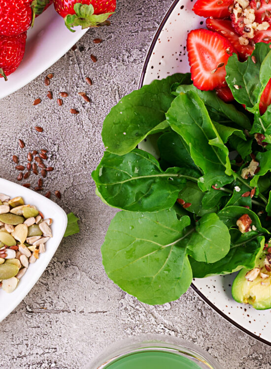 platou cu alimente pentru dieta keto, ouă, avocado, nuci