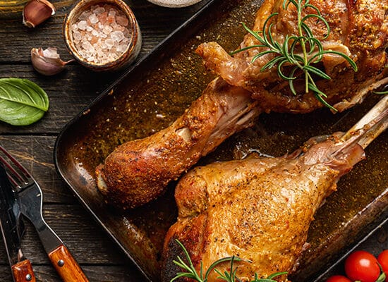 Ciocanele de curcan la cuptor cu legume