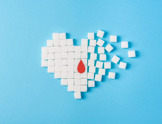 Inimă din cuburi de zahăr pe fundal albastru