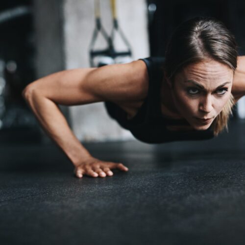 femeie la sala face sport, sta in plank