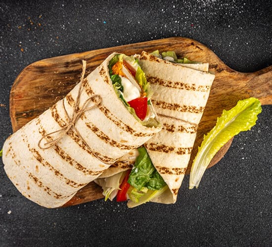 Wrap de pui cu legume, pe facalet, pe masa in bucatarie