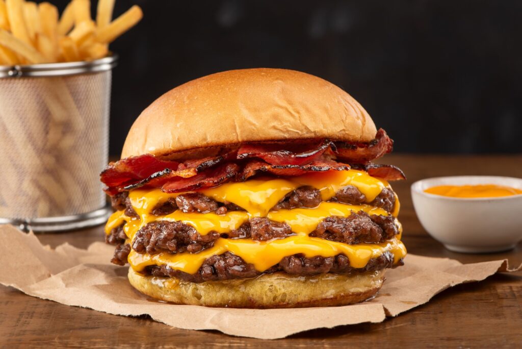 burger cu carne de vita, bacon si branza, plin de grasimi saturate