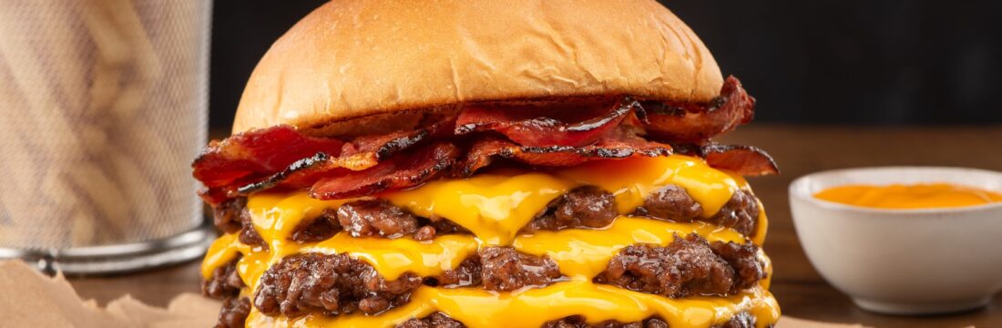 burger cu carne de vita, bacon si branza, plin de grasimi saturate