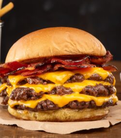 burger cu carne de vita, bacon si branza, plin de grasimi saturate