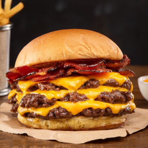 burger cu carne de vita, bacon si branza, plin de grasimi saturate