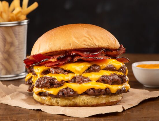 burger cu carne de vita, bacon si branza, plin de grasimi saturate