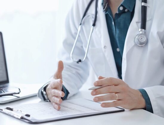 Imagine cu un medic care explică pacientului despre cortizol.