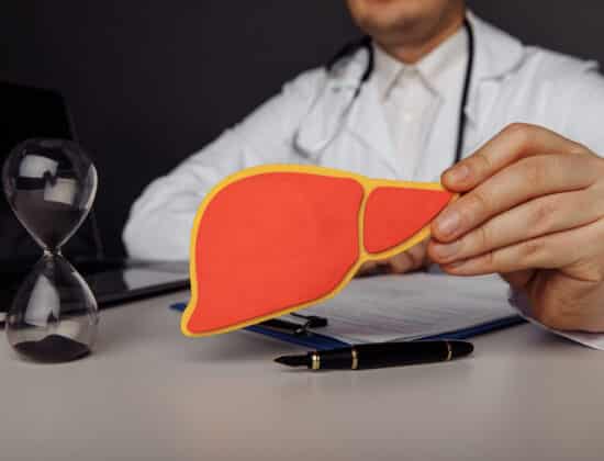 ciroza hepatica imagine cu o persoana care tine in maini o figura care infatiseaza un ficat