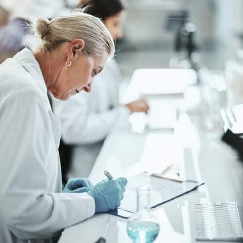 Om de stiinta care scrie in laborator pentru cercetarea medicala
