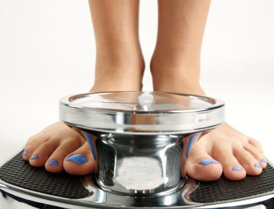 picioarele unei femei care se afla pe cantar