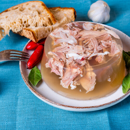 Piftie cu porc pe farfurie