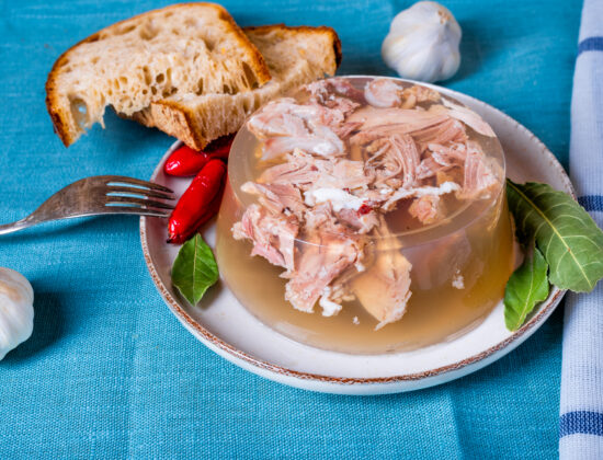 Piftie cu porc pe farfurie