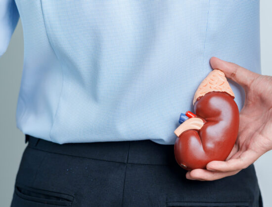 Spatele unui bărbat care ține un rinichi