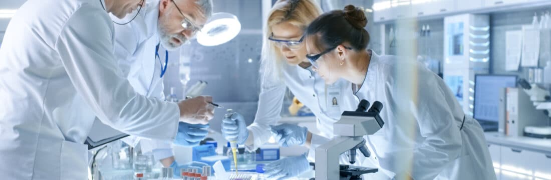 Echipă de cercetători în laborator