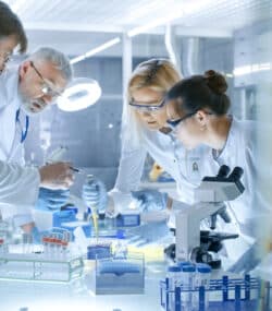 Echipă de cercetători în laborator
