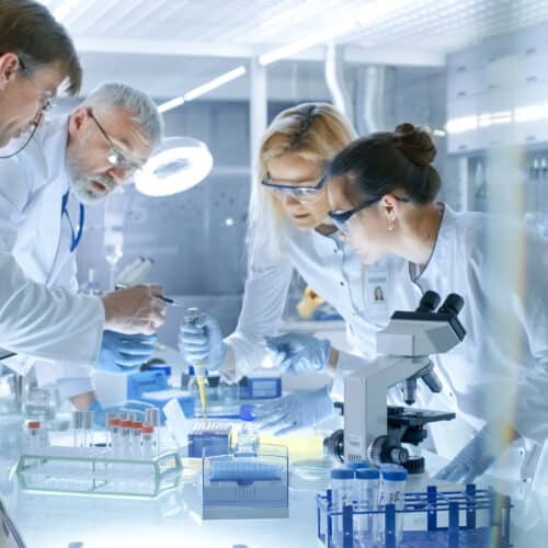Echipă de cercetători în laborator