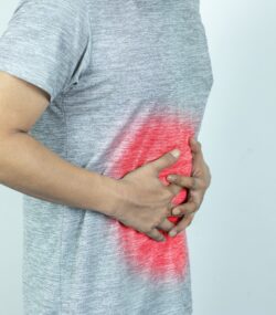 barbat care se tine cu mainile de stomac, are dureri abdominal