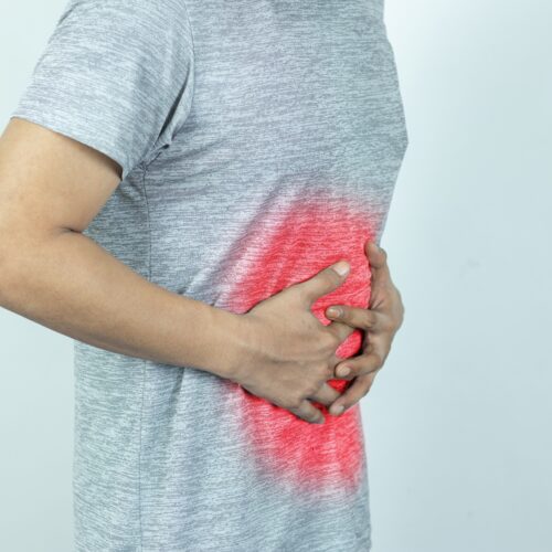 barbat care se tine cu mainile de stomac, are dureri abdominal