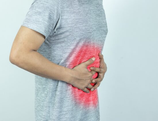 barbat care se tine cu mainile de stomac, are dureri abdominal