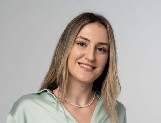 Chiriac Loredana, medic nutritionist, expert Kindora, fotografie de studio