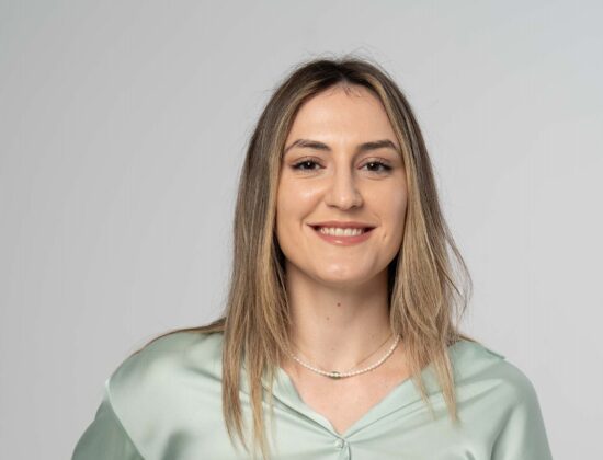 Dr. Loredana Chiriac, medic nutritionist, fotografie in studio