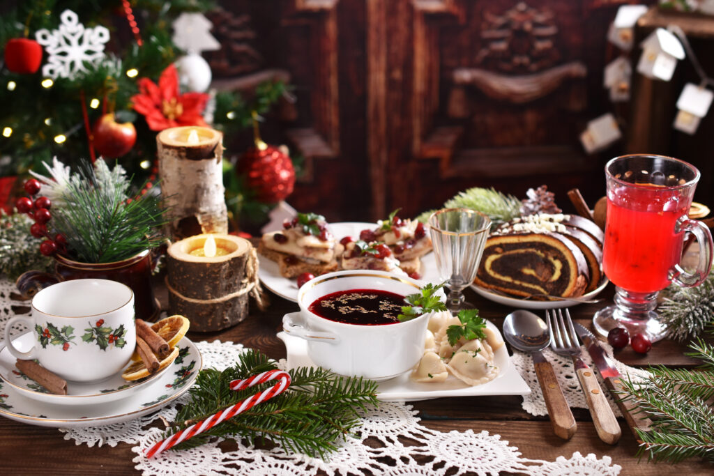 masă de Crăciun cu preparate dulci, cum ar fi cozonacul