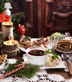 masă de Crăciun cu preparate dulci, cum ar fi cozonacul