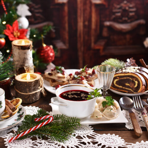masă de Crăciun cu preparate dulci, cum ar fi cozonacul