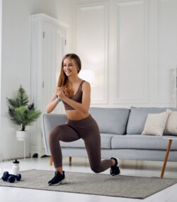 Portretul-unei-fete-sportive-atractive-care-face-fitness-acasa
