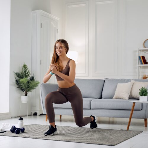 Portretul-unei-fete-sportive-atractive-care-face-fitness-acasa
