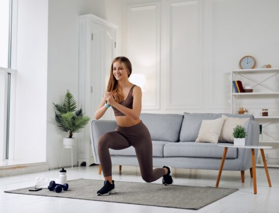 Portretul-unei-fete-sportive-atractive-care-face-fitness-acasa