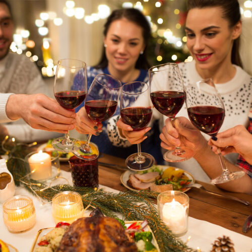 calorii alcool oameni care beau vin împreună la masă