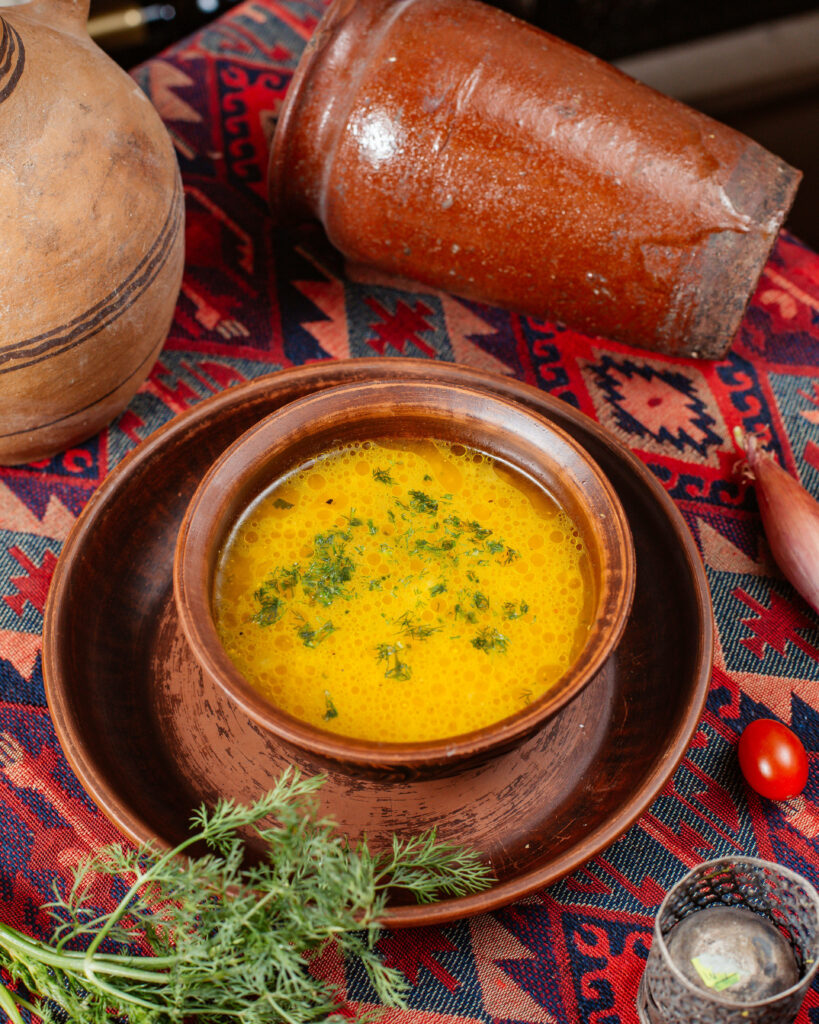 Ciorba de burta rețetă tradițională românească în cadru rustic