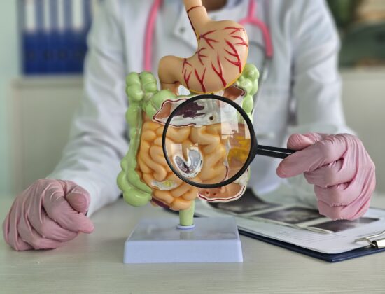 medic care analizează modificări de tranzit cu o lupă