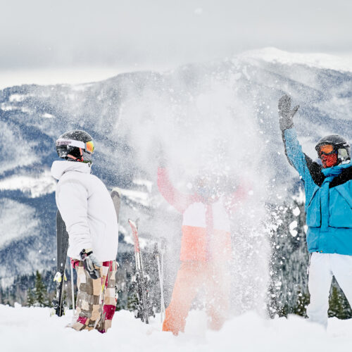 sporturi de iarnă persoane care fac snowboarding