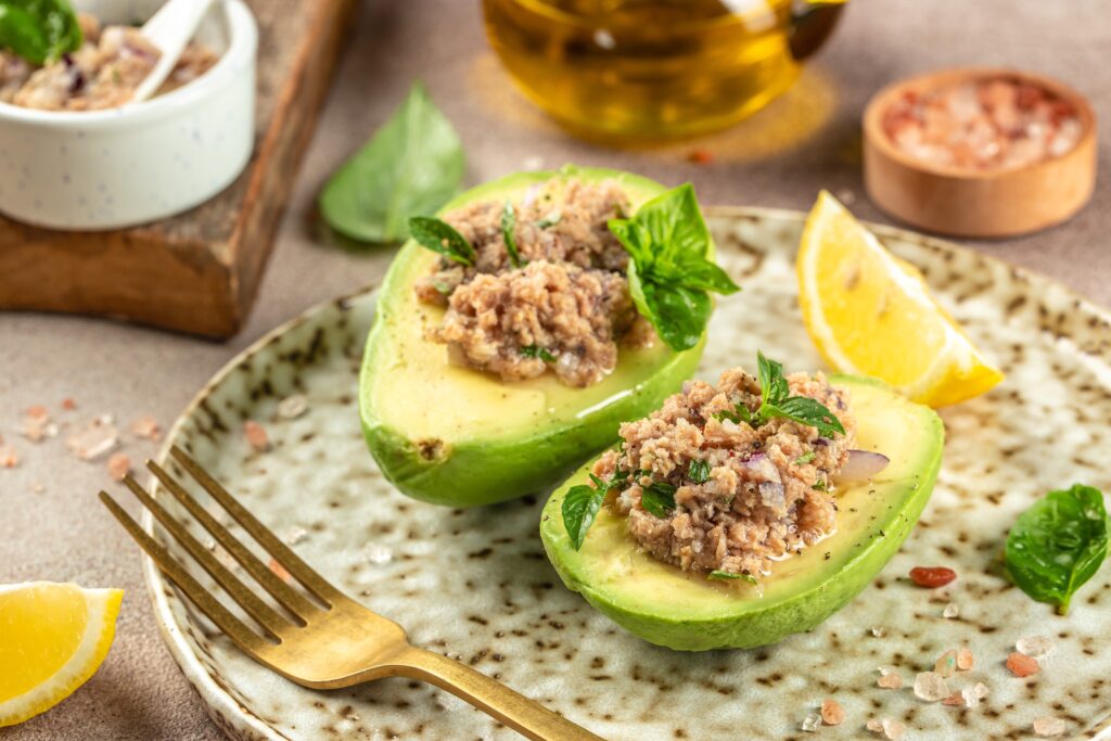 avocado cu ton, pe farfurie, plating frumos 