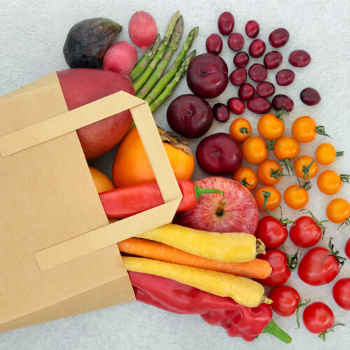 Imagine cu o plasa de hartie din care sunt rasturnate diferite fructe si legume, mai exact alimente fibre. Fibrele alimentare sunt un tip de carbohidrați pe care organismul nu poate să îi digere, dar care aduc multiple beneficii asupra bunăstării organismului.