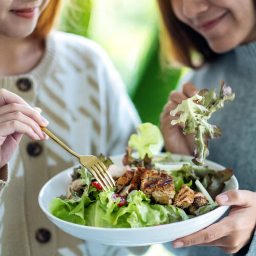 mancatul constient doua femei mancand o salata cu pui