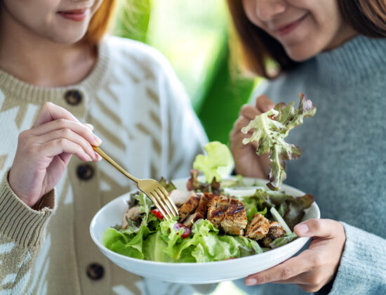 mancatul constient doua femei mancand o salata cu pui